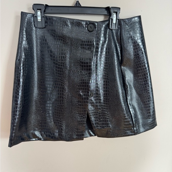 Commense Black Croc-Embossed Mini Skirt - Picture 5 of 7
